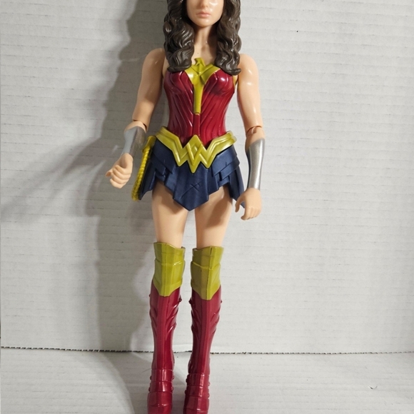 Wonder Woman Action 2015 - Picture 2 of 3